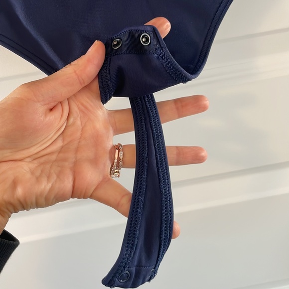 Aritzia Babaton Contour Bodysuit Square Neck Tee - Picture 3 of 4